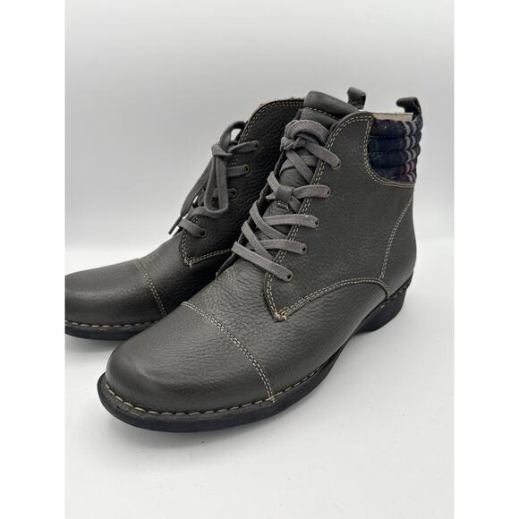 Clarks Women’s Gray Leather Ankle Boots Size 10W – Wide Width Zip-Up Booties - Picture 1 of 6
